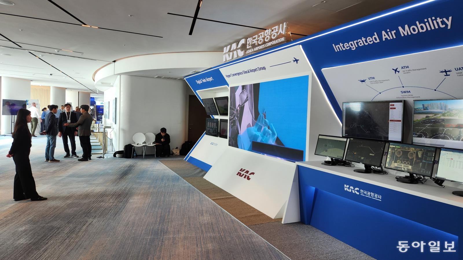 26일 부산 해운대구 시그니엘호텔에서 열린 ‘에어포트 이노베이트 2025’ 행사장에서 항공 관련 첨단 기술을 선보이는 전시 공간이 운영되고 있다. 김화영 기자 run@donga.com