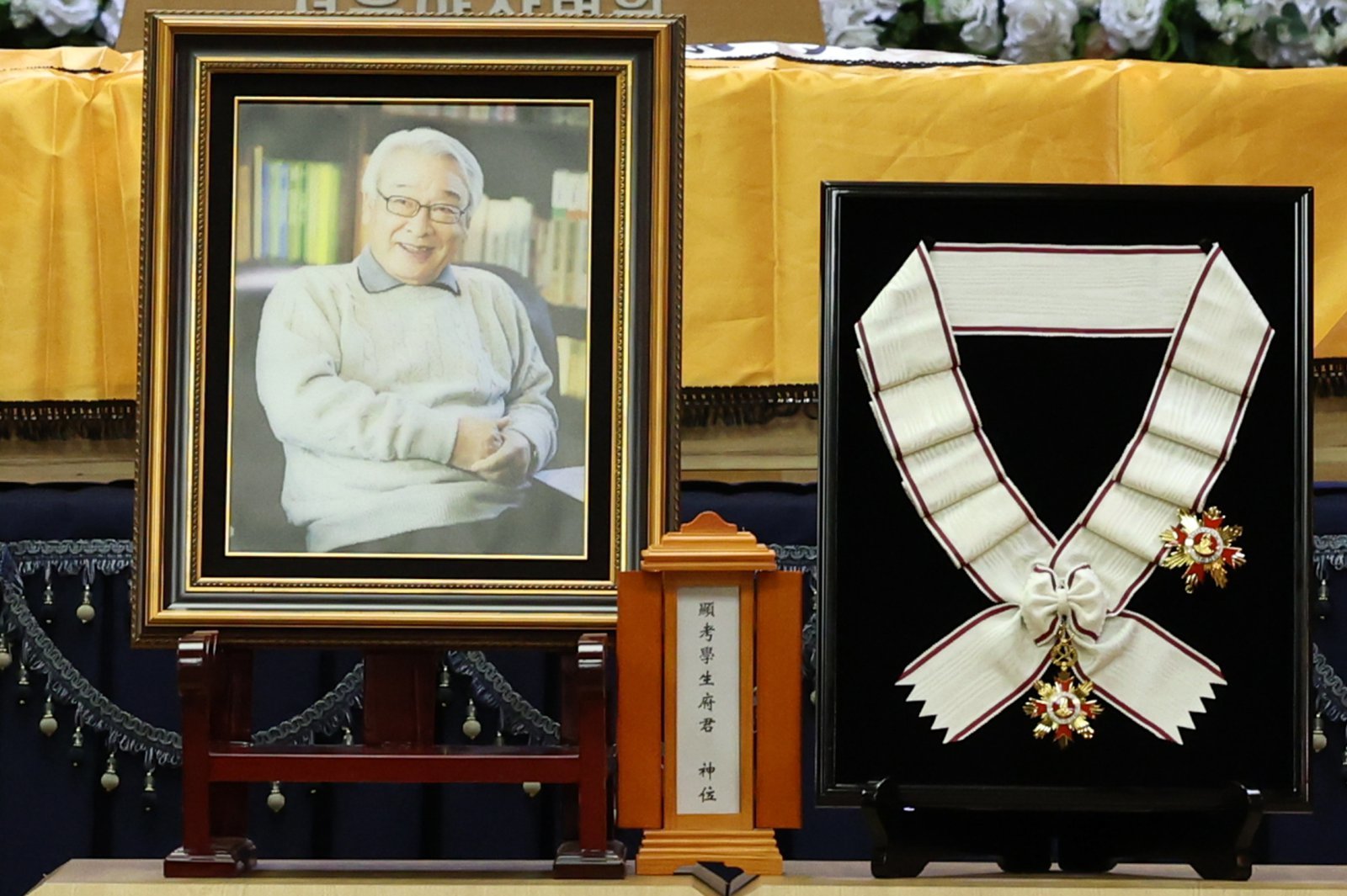 국민배우 이순재가 91세를 일기로 별세한 가운데, 27일 오전 서울 송파구 아산병원에서 열린 영결식이 엄수되고 있다. 이순재는 지난해 연극 ‘고도를 기다리며를 기다리며’를 마지막으로 활동을 중단하고 건강 악화로 재활 치료를 받던 중 사망 소식을 전해 안타까움을 자아내고 있다. 사진공동취재