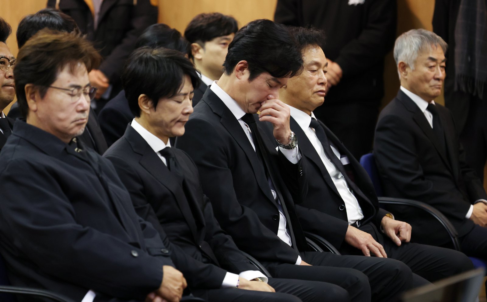 국민배우 이순재가 91세를 일기로 별세한 가운데, 27일 오전 서울 송파구 아산병원에서 열린 영결식에서 동료 연예인들이 애도하고 있다. 이순재는 지난해 연극 ‘고도를 기다리며를 기다리며’를 마지막으로 활동을 중단하고 건강 악화로 재활 치료를 받던 중 사망 소식을 전해 안타까움을 자아내고 있다. 사진공동취재