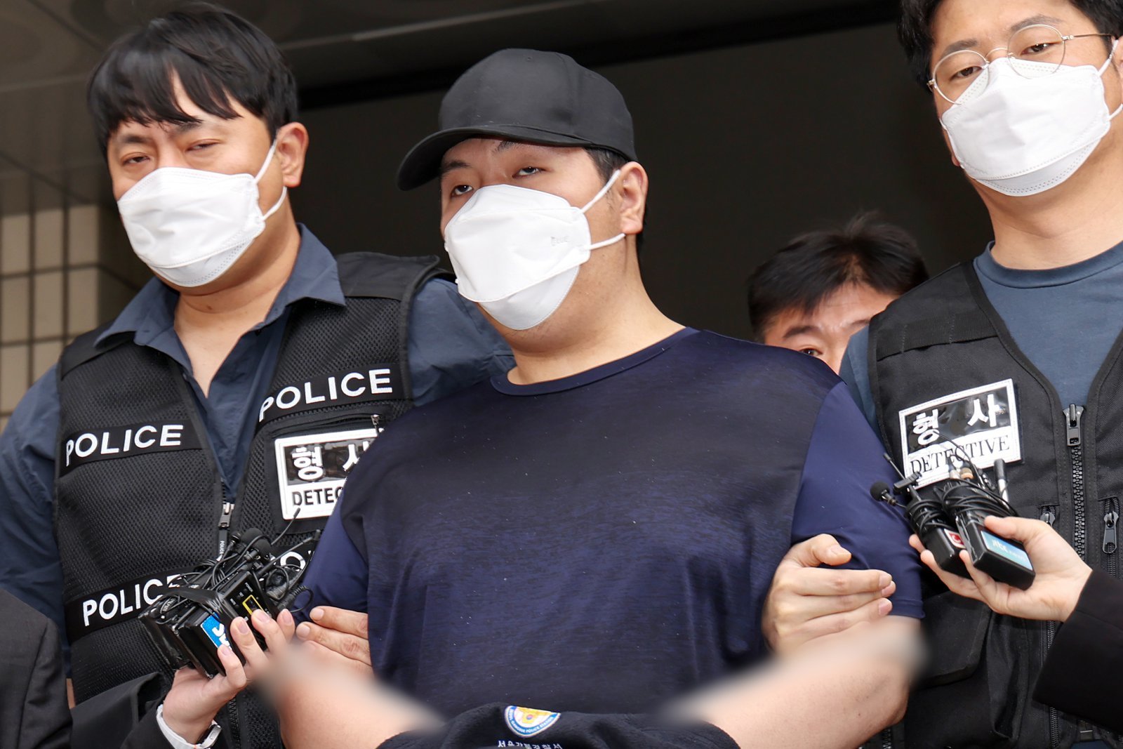 서울 강북구 미아동 마트에서 흉기를 휘둘러 1명을 살해하고 1명을 다치게 한 김성진(32·남)이 1일 오전 서울 강북경찰서에서 검찰로 구속 송치되고 있다. 김 씨는 지난달 22일 오후 6시 20분쯤 서울 강북구 지하철 4호선 미아역 인근 마트에서 흉기로 40대 여성 직원을 다치게 하고 60대 여성 손님을 숨지게 한 혐의를 받는다. 2025.5.1 뉴스1