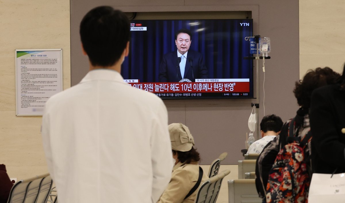 尹 “매년 500명? 1000명 이상” 한마디에…의대증원 숫자 확 늘었다