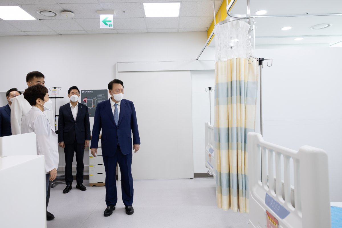 윤석열 대통령이 13일 서울 중랑구 서울의료원 권역응급의료센터를 찾아 센터 내부를 살피고 있다. 2024.9.13 대통령실 제공