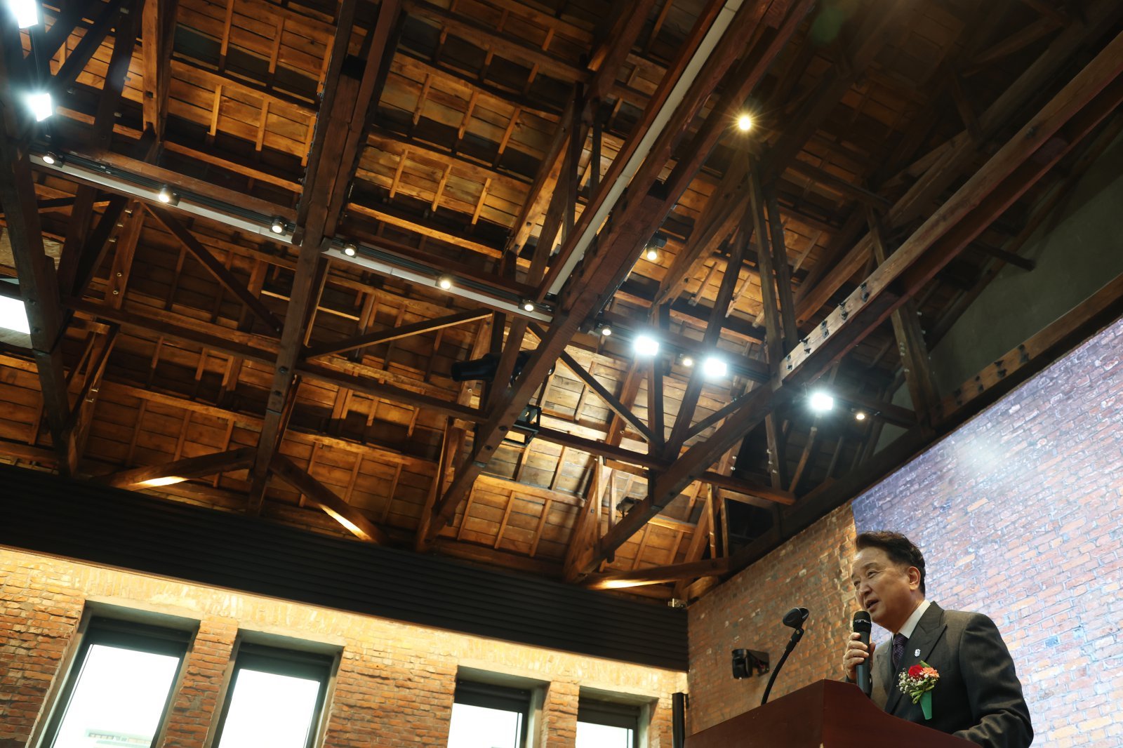 충북도는 1953년 준공된 도청 대회의실을 복합문화공간으로 전면 개보수해 27일부터 도민들에게 선보였다. 사진은 이날 개관식에 축사를 하는 김영환 충북지사. 충북도 제공