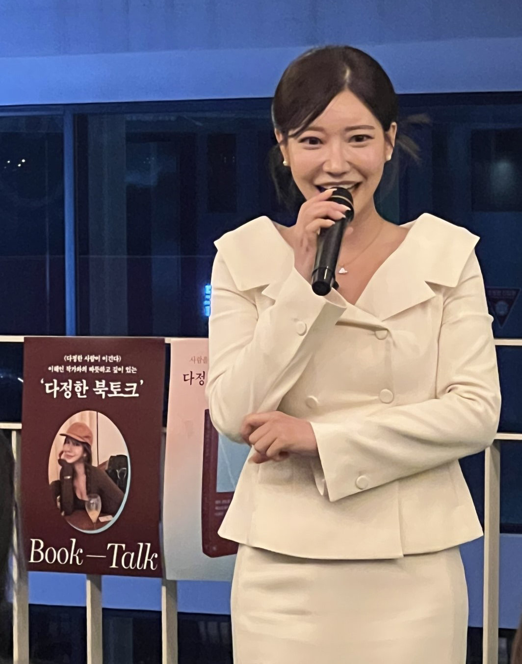 에세이 ‘다정한 사람이 이긴다’를 쓴 이해인 작가가 북토크에서 독자들과 이야기를 나누고 있다. 필름 제공