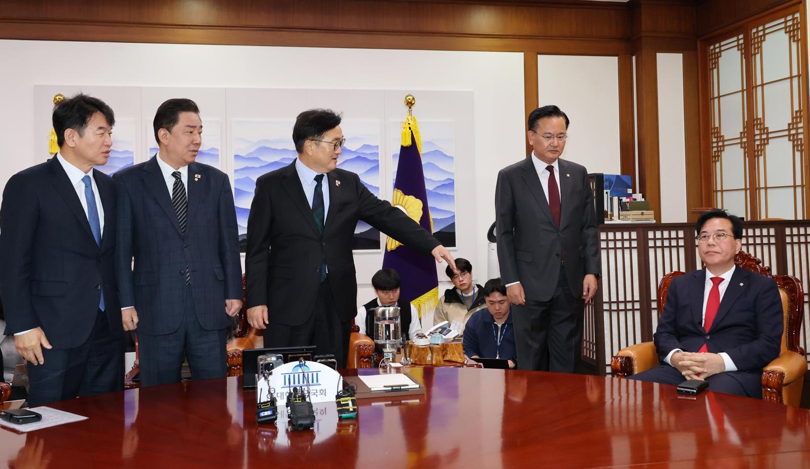 국회의장 주재로 만난 여야 원내대표…시작부터 신경전