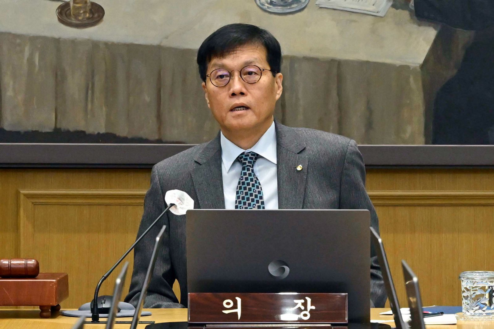 이창용 “금리인상 논의할 단계 아냐”…3개월 뒤 인하·동결 3대3