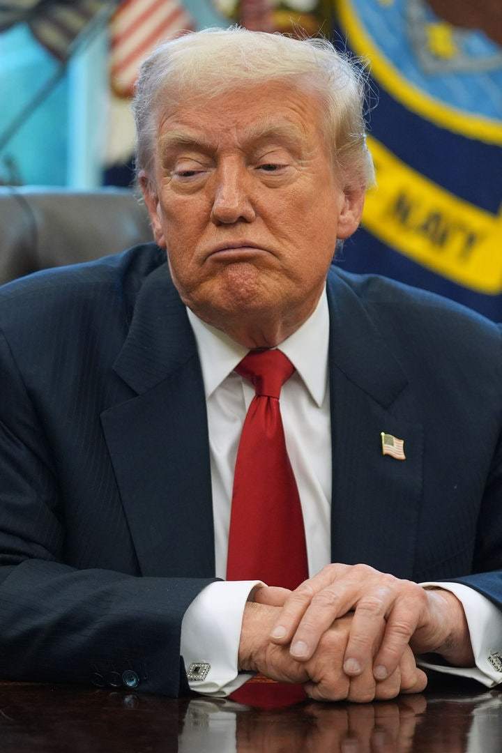 트럼프 대통령이 NYT의 ‘노화 징후’ 보도를 강하게 반박하며 최근 받은 신체·인지검사가 완벽했다고 주장했다. 공식 일정 감소를 지적한 NYT 보도와 논쟁이 커지고 있다. 2025.11.26. 워싱턴=AP/뉴시스