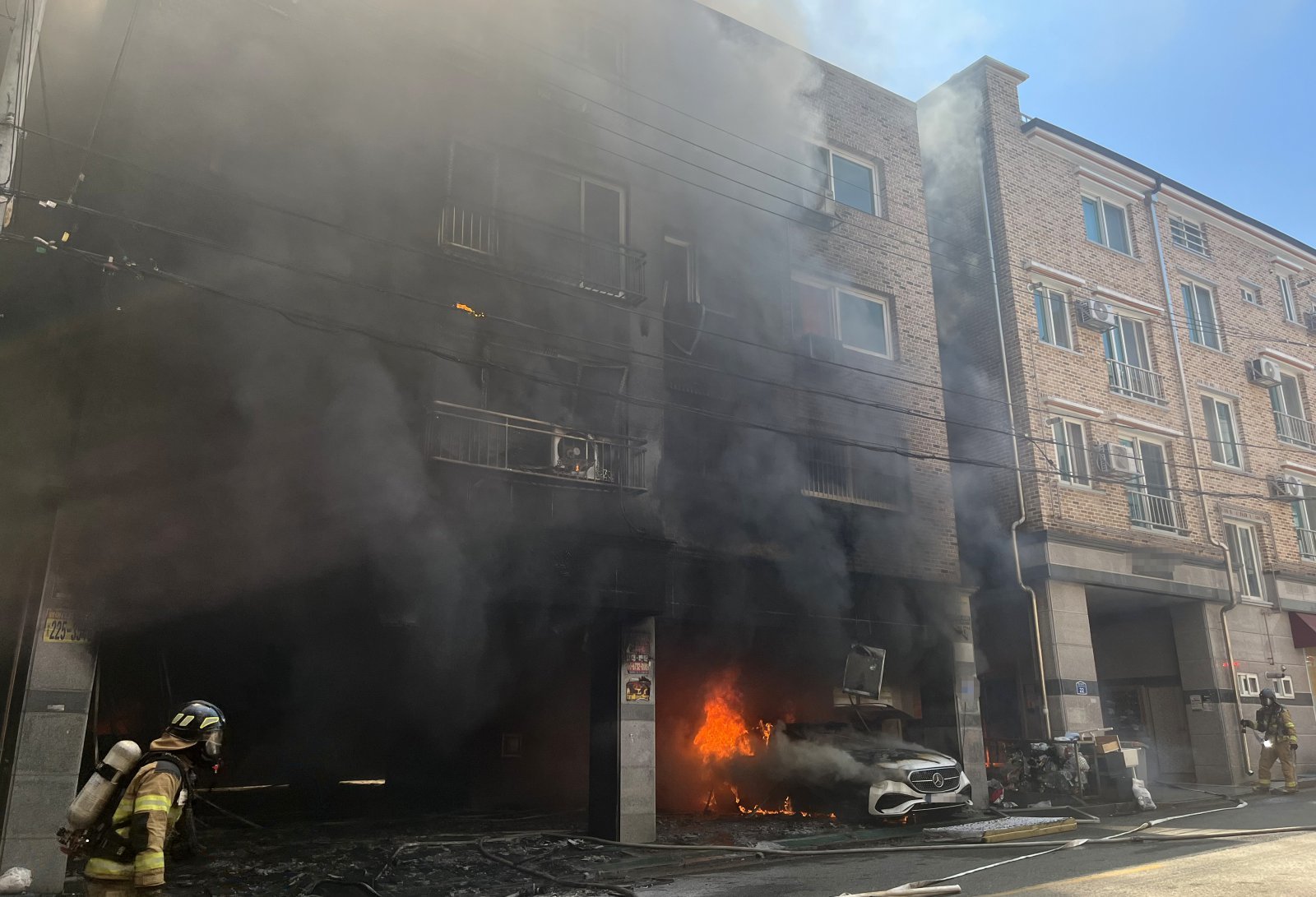 29일 전북 전주시 완산구에 위치한 한 빌라 건물 주차장의 차량에서 원인 불명의 화재가 발생해 불길이 치솟아 오르고 있다. 2025.04.29 뉴시스