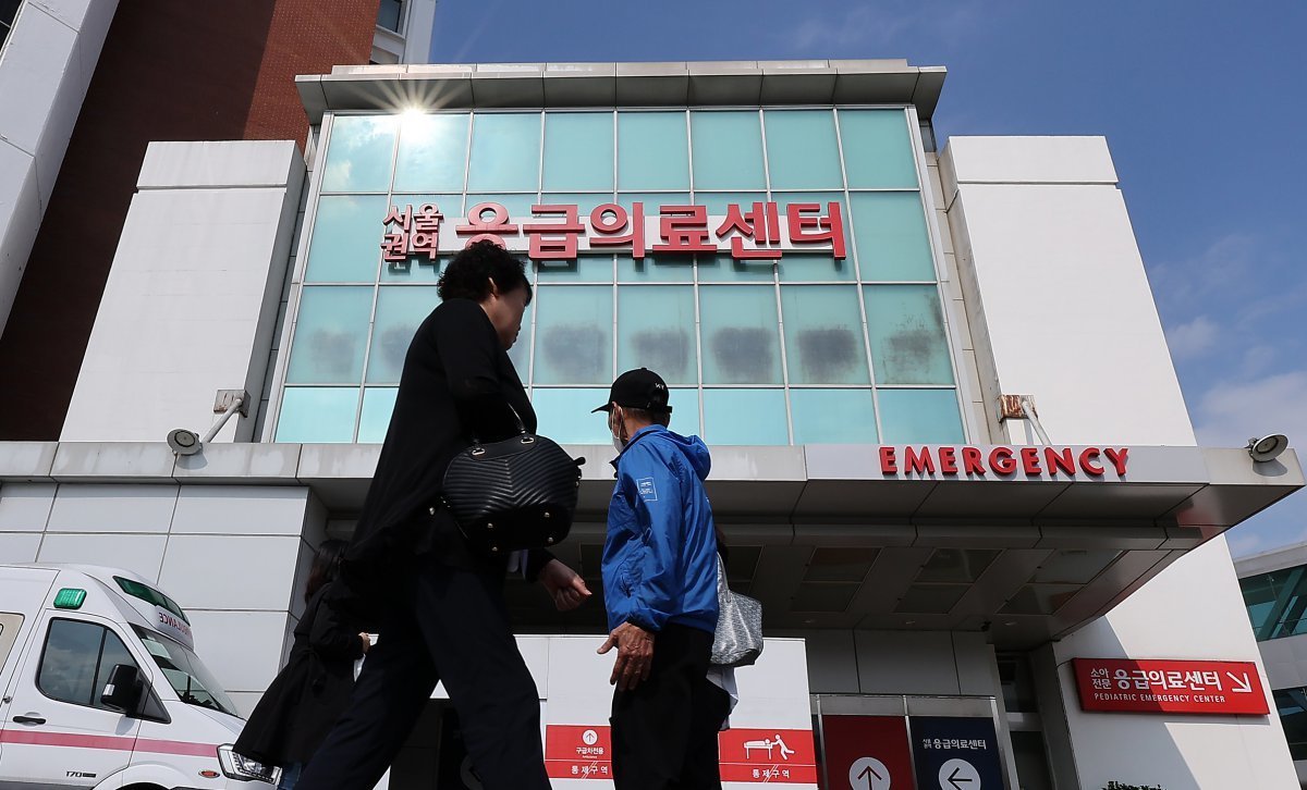 10일 서울의 한 대학병원 응급의료센터 앞으로 시민들이 발걸음을 옮기고 있다. 2024.10.10 뉴스1