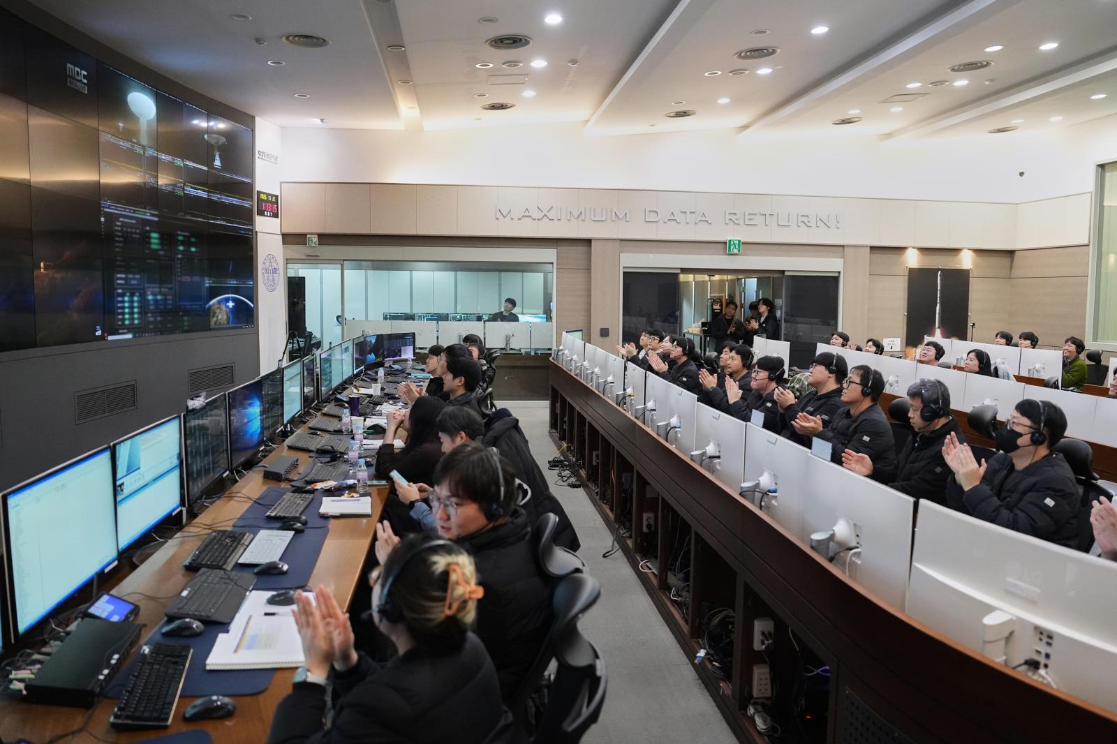 누리호에 실린 차세대중형위성 3호가 정상 교신을 통해 초기 운용 단계에 들어섰다. 함께 발사된 큐브위성 12기 중 5기도 교신에 성공해 한국형 위성 운용 역량이 확대되고 있다. 뉴스1