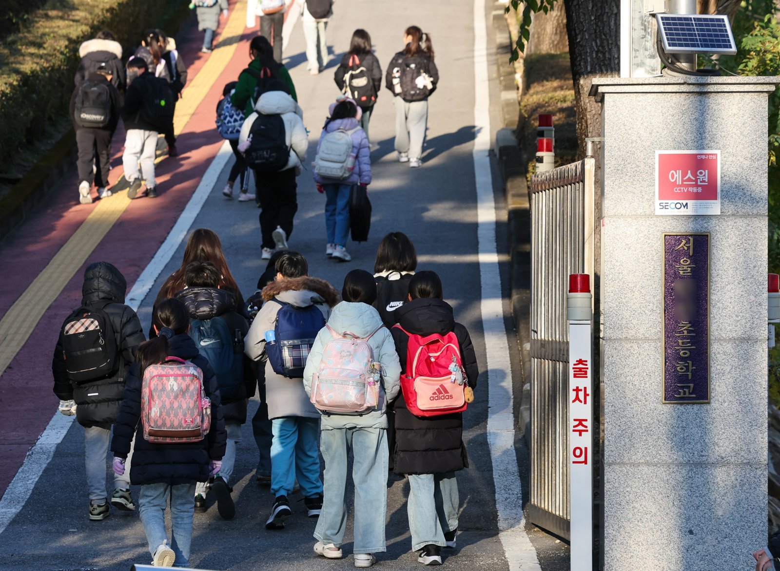 서울 시내 초등학교를 등교하는 학생들의 모습. 2025.11.19 뉴스1