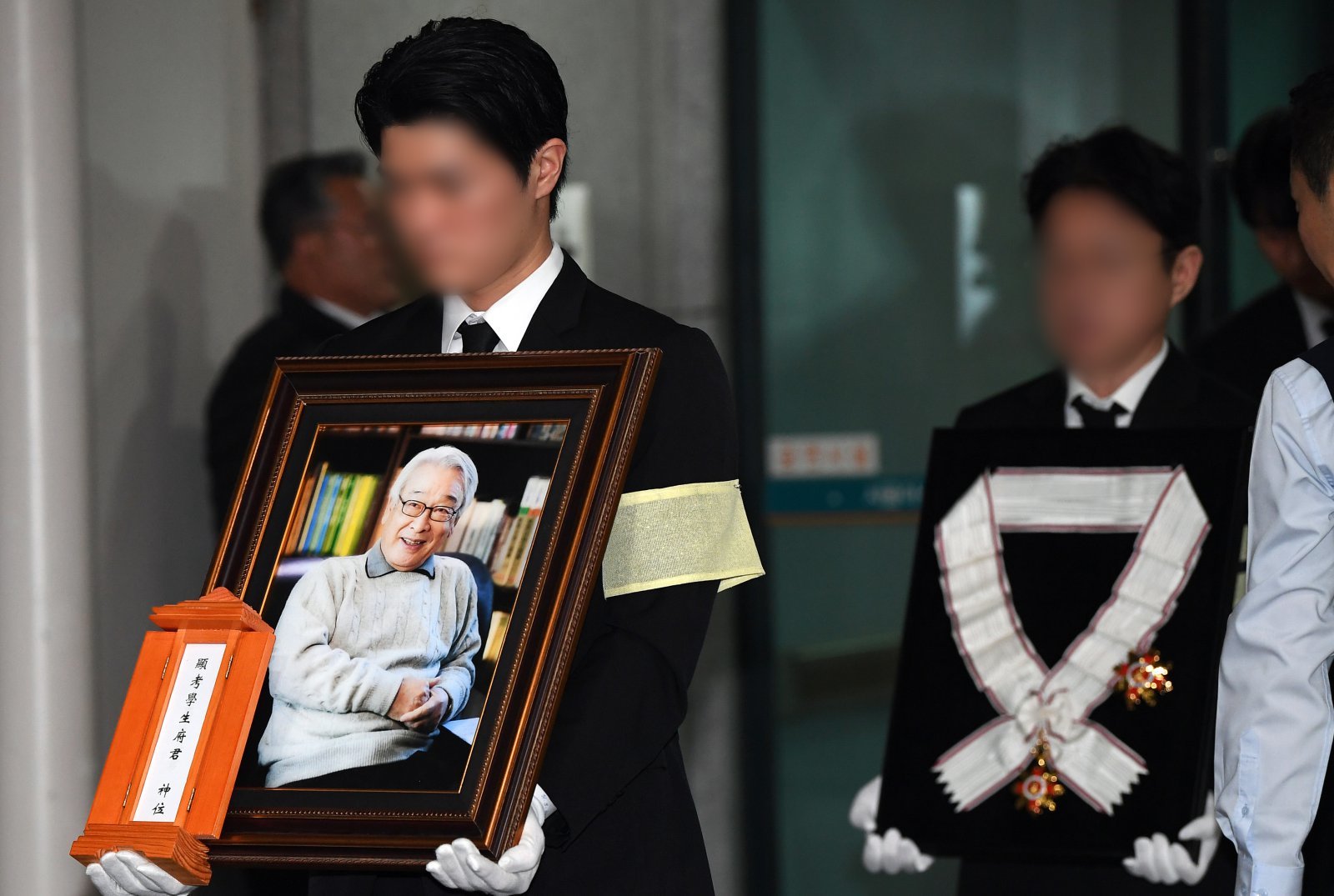 국민배우 이순재가 91세를 일기로 별세한 가운데, 27일 오전 서울 송파구 아산병원에서 열린 발인식에서 고인의 영정이 운구되고 있다. 이순재는 지난해 연극 ‘고도를 기다리며를 기다리며’를 마지막으로 활동을 중단하고 건강 악화로 재활 치료를 받던 중 사망 소식을 전해 안타까움을 자아내고 있다. (공동취재) 2025.11.27/뉴스1