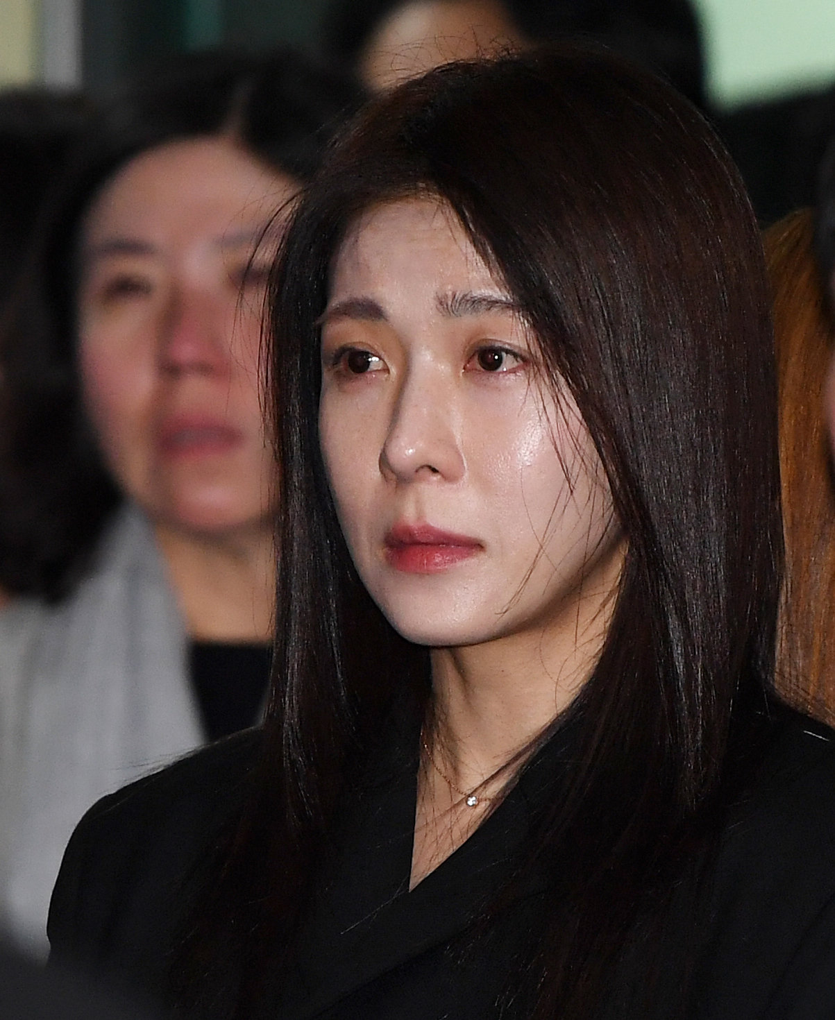 국민배우 이순재가 91세를 일기로 별세한 가운데, 27일 오전 서울 송파구 아산병원에서 열린 발인식에서 동료 연예인들이 고인의 마지막길을 배웅하고 있다. 이순재는 지난해 연극 ‘고도를 기다리며를 기다리며’를 마지막으로 활동을 중단하고 건강 악화로 재활 치료를 받던 중 사망 소식을 전해 안타까움을 자아내고 있다. (공동취재) 뉴스1