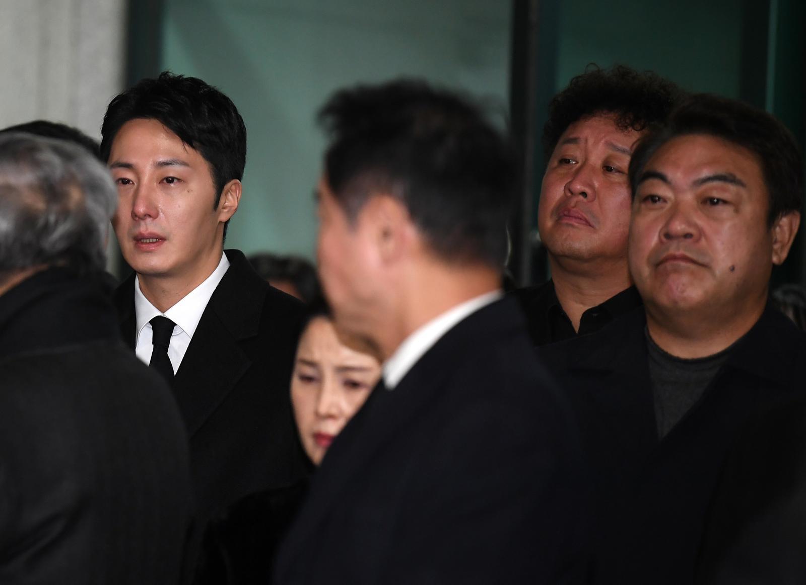 국민배우 이순재가 91세를 일기로 별세한 가운데, 27일 오전 서울 송파구 아산병원에서 열린 발인식에서 동료 연예인들이 고인의 마지막길을 배웅하고 있다. 이순재는 지난해 연극 ‘고도를 기다리며를 기다리며’를 마지막으로 활동을 중단하고 건강 악화로 재활 치료를 받던 중 사망 소식을 전해 안타까움을 자아내고 있다. (공동취재) 2025.11.27/뉴스1