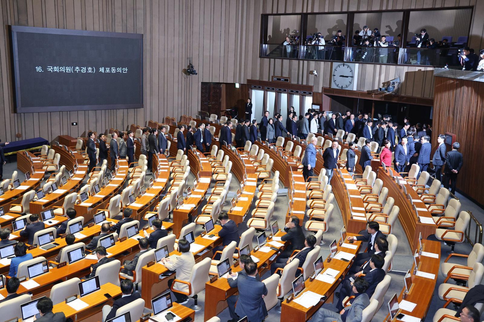 27일 서울 여의도 국회에서 열린 제429회국회(정기회) 제13차 본회의에서 추경호 국민의힘 의원에 대한 체포동의안 표결이 시작되자 국민의힘 의원들이 본회의장을 나서고 있다.  2025.11.27 뉴스1