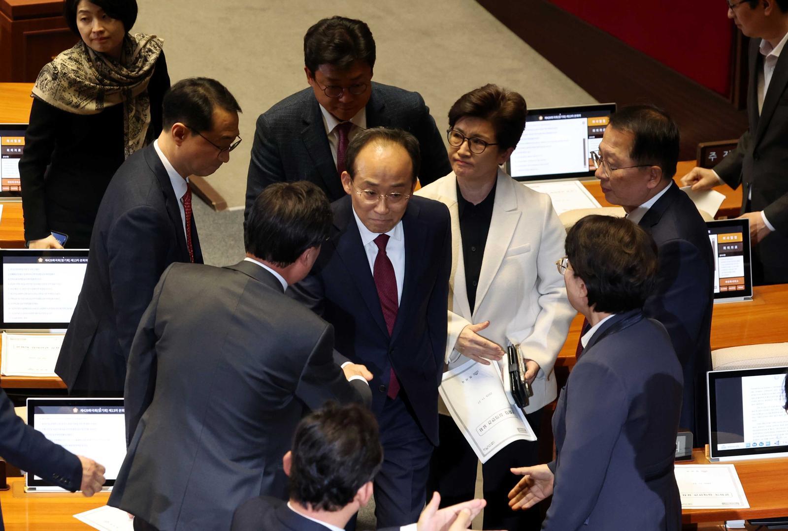 추경호 국민의힘 의원이 27일 오후 서울 여의도 국회에서 열린 제429회국회(정기회) 제13차 본회의에서 자신의 체포동의안에 대해 신상발언을 마치고 동료의원들과 악수를 하고 있다. 2025.11.27 뉴시스
