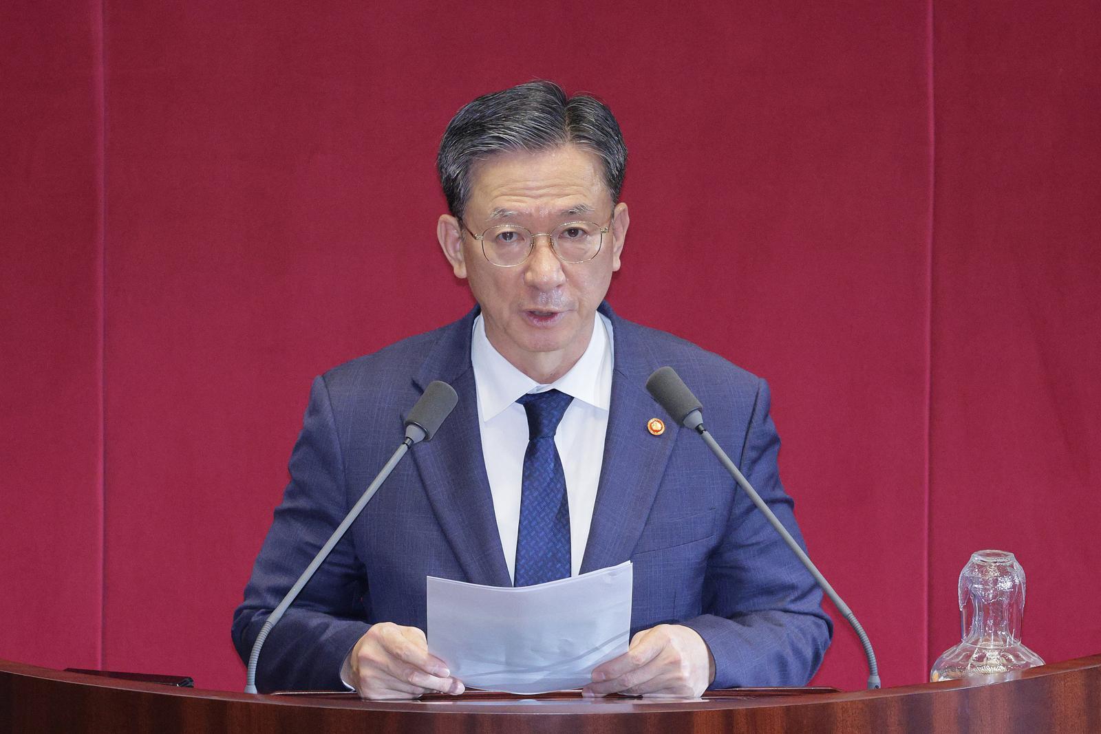 정성호 법무부 장관이 27일 서울 여의도 국회에서 열린 제429회국회(정기회) 제13차 본회의에서 추경호 국민의힘 의원 체포동의요청 이유 설명을 하고 있다. 2025.11.27 뉴스1