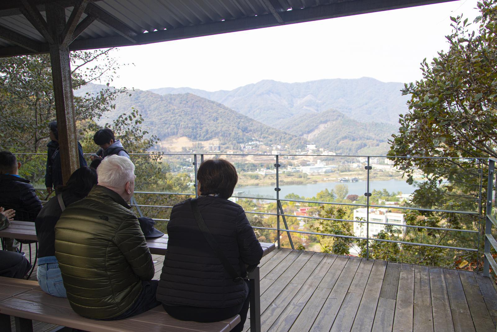 가평 청평자연휴양림은 북한강과 청평호를 끼고 있어 설렘을 더한다. 숲과 계곡 사이에 앉아 차 한잔 마시는 시간도 힐링이 된다. 경기관광공사 제공