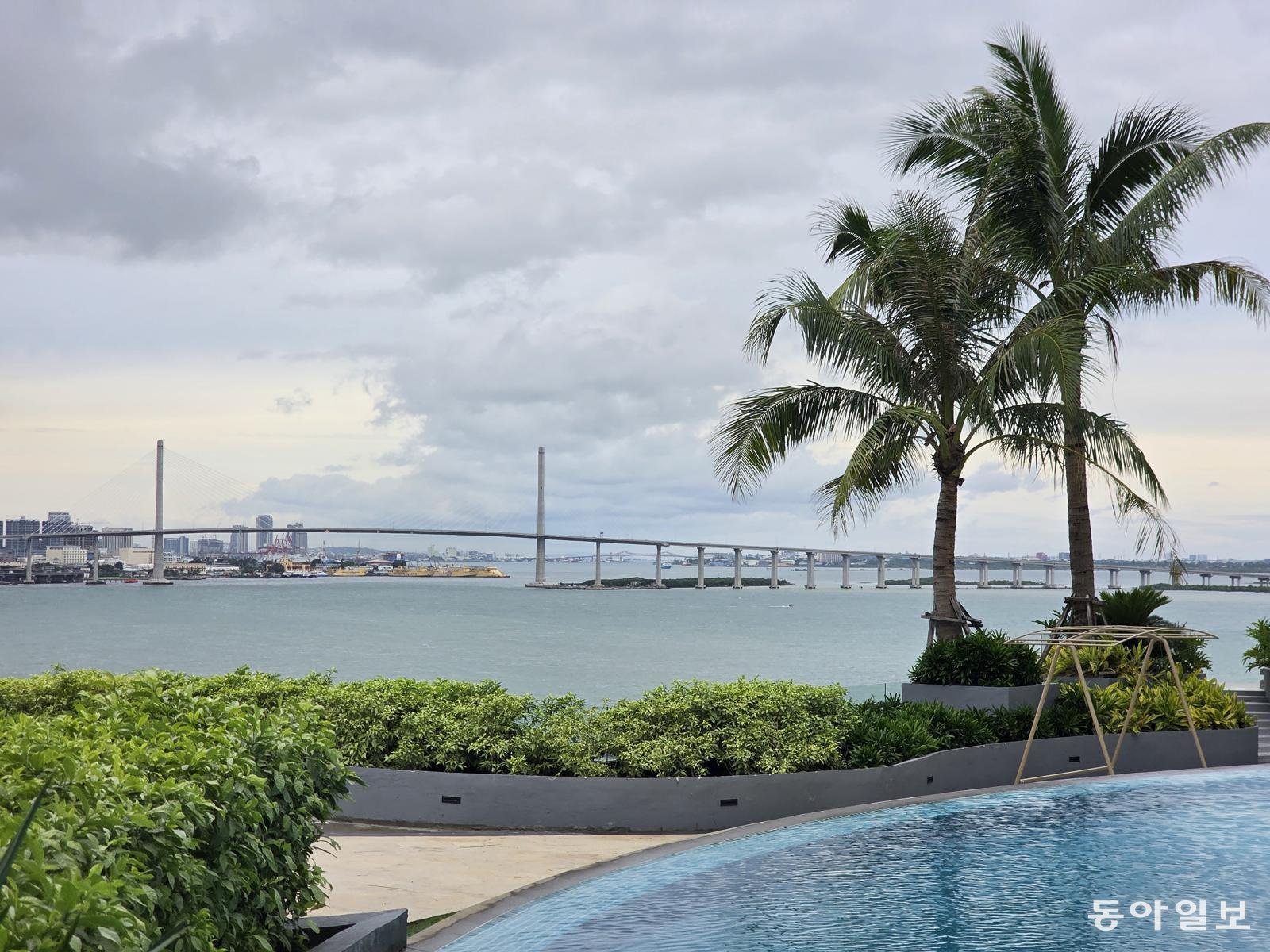 필리핀 세부시티 누스타리조트에서 바라본 세부-코르도바 고속화대교(CCLEX).    전승훈 기자 raphy@donga.com