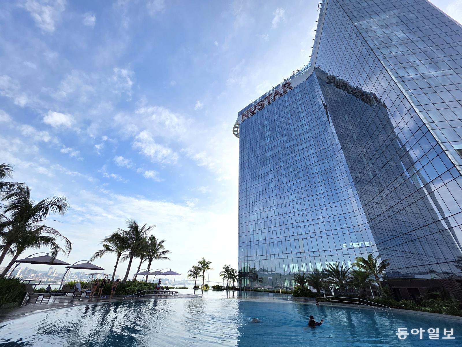 누스타리조트 5층 원형 야외 수영장.                      전승훈 기자 raphy@donga.com