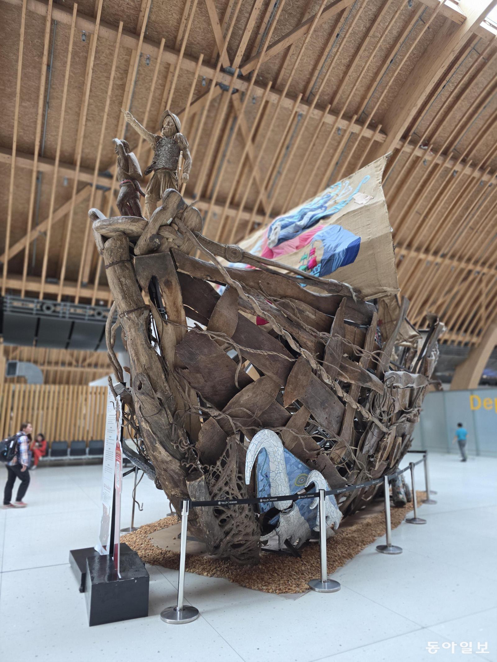 막탄-세부국제공항에 있는 마젤란 세계일주 원정대 조형물.     전승훈 기자 raphy@donga.com