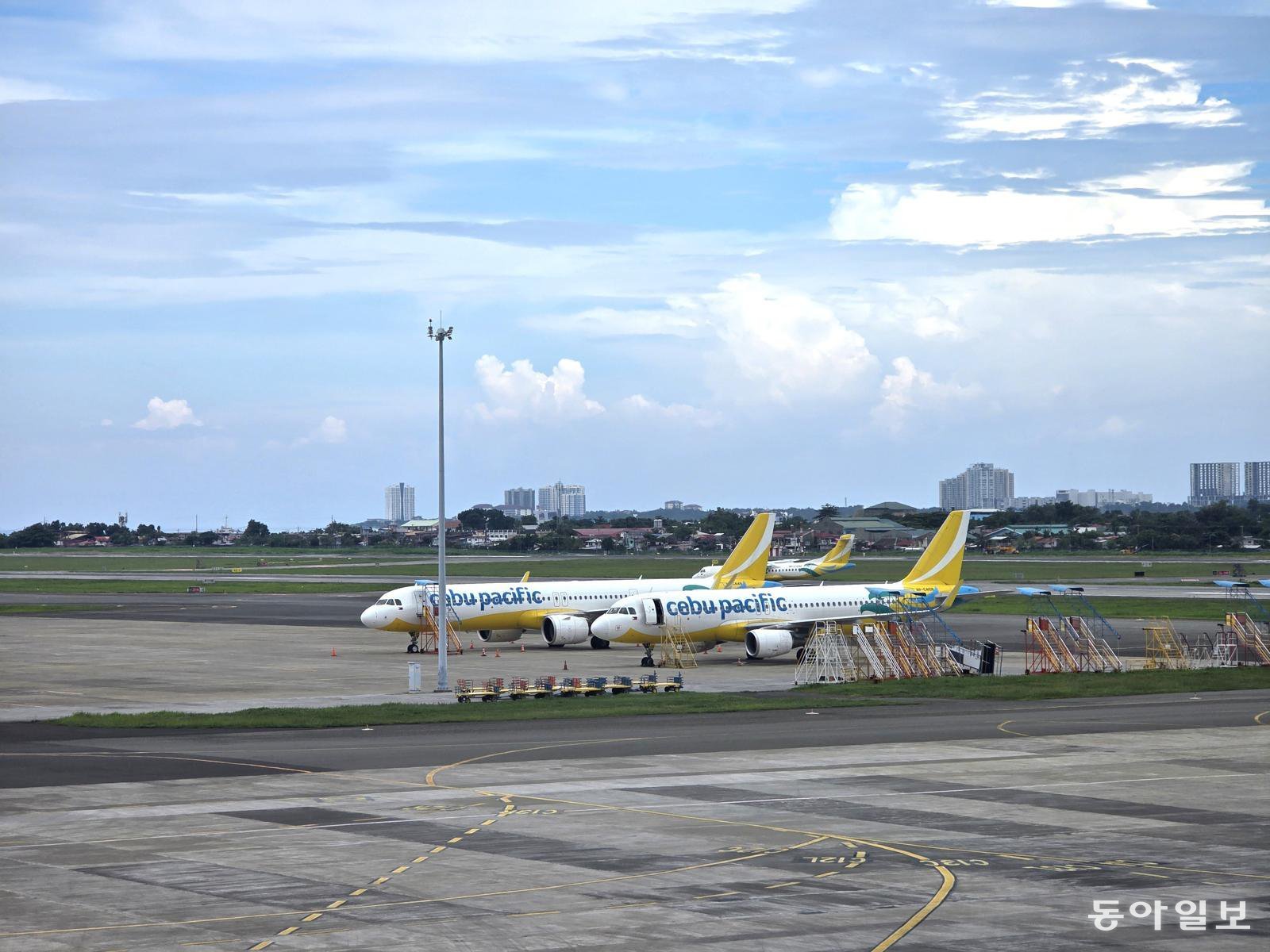 막탄-세부국제공항 활주로에 계류 중인 세부퍼시픽 항공.        전승훈 기자 raphy@donga.com