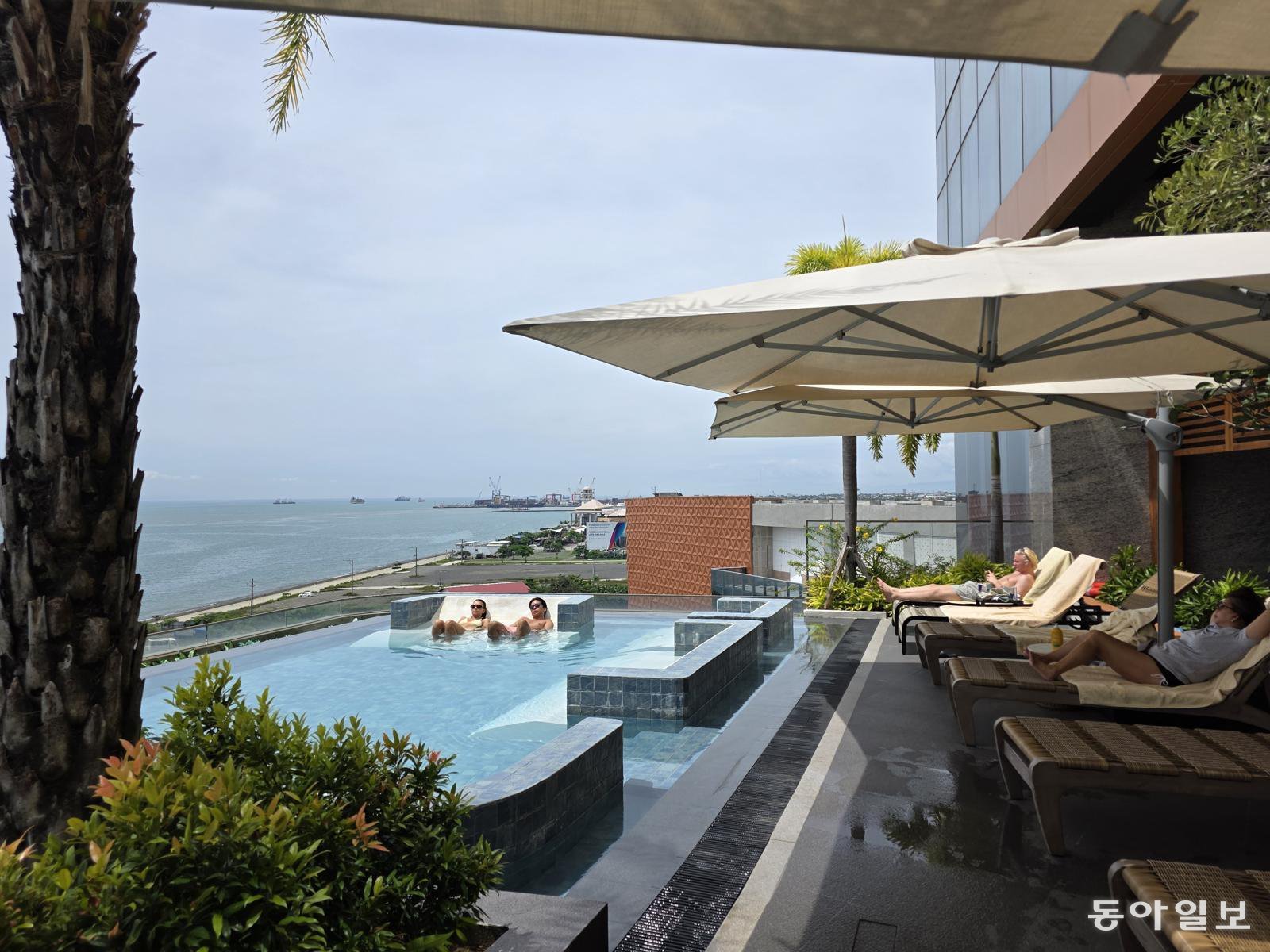세부 누스타호텔 4층 인피니티풀.                        전승훈 기자 raphy@donga.com