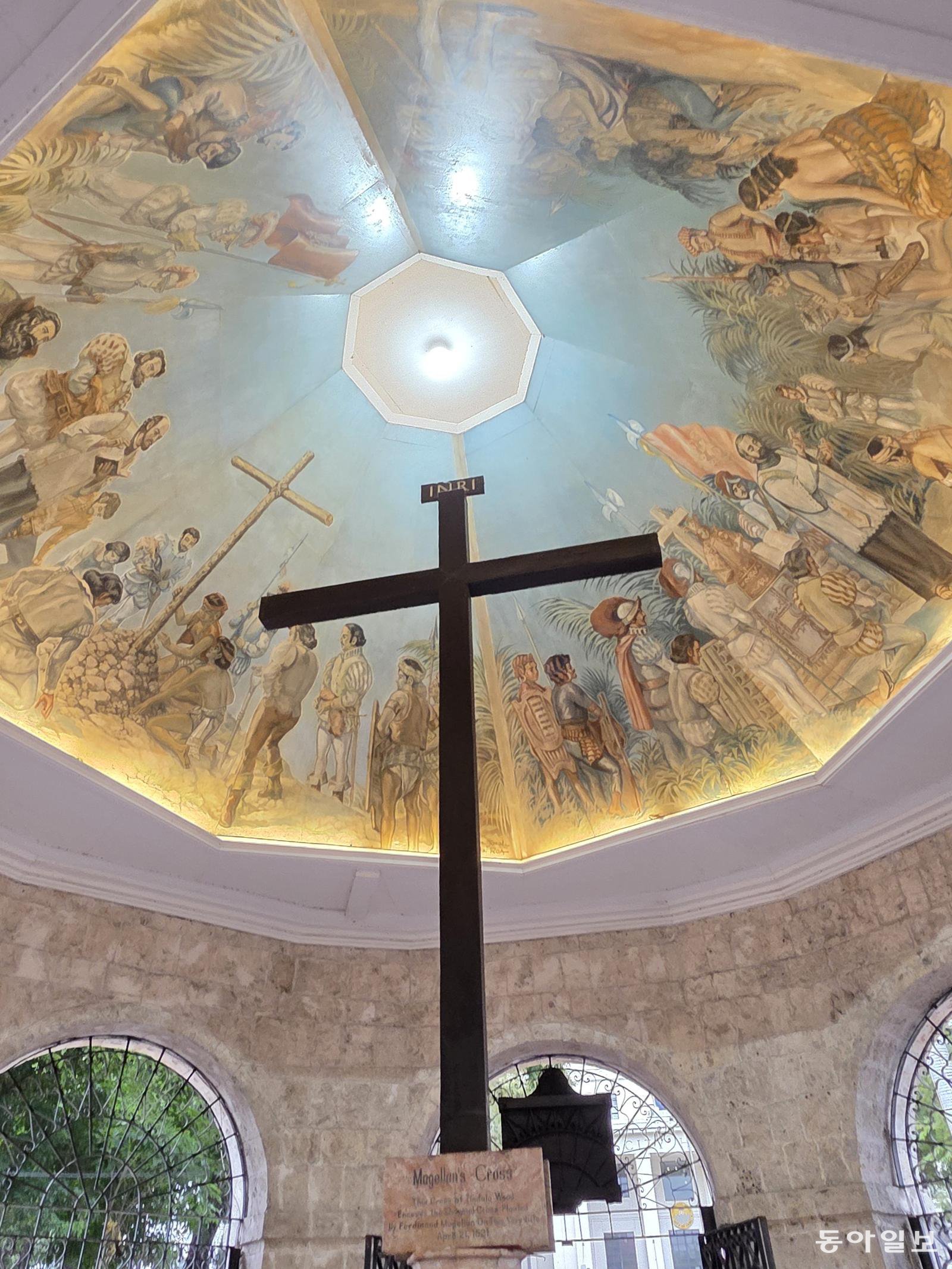 1521년 마젤란이 세부 해안가에 세웠던 나무 십자가.     전승훈 기자 raphy@donga.com