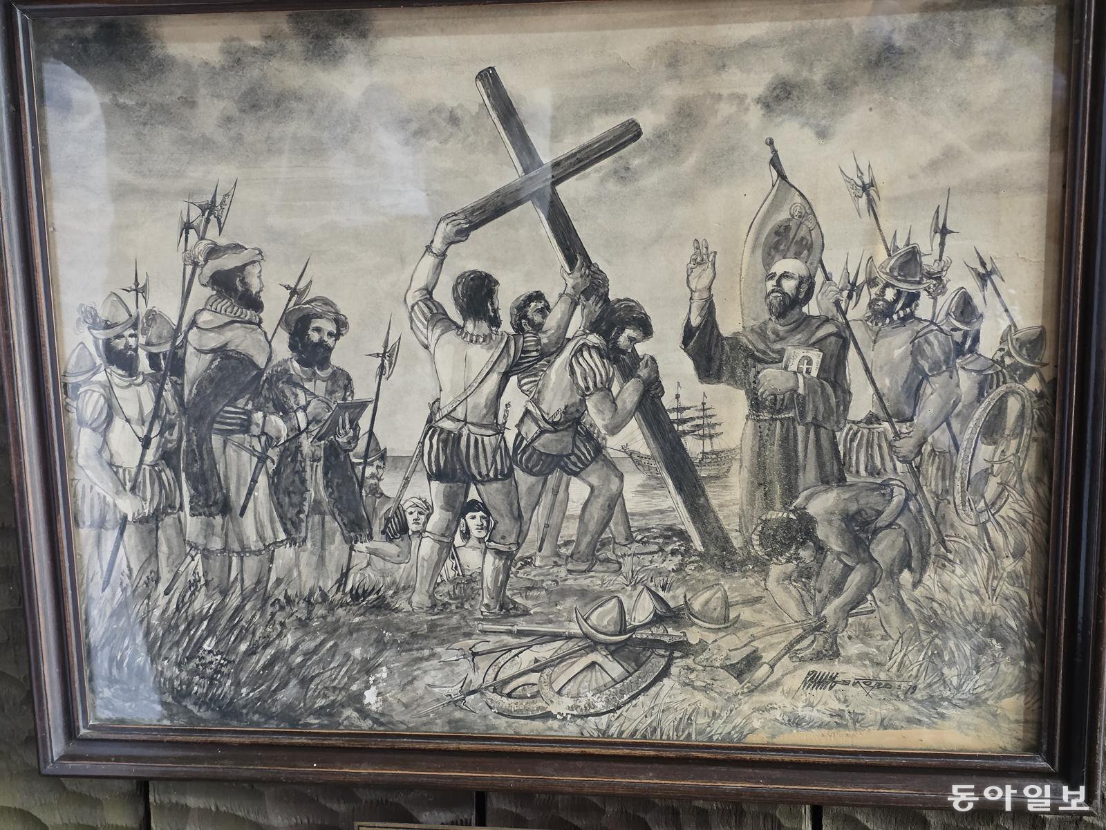 마젤란 원정대가 필리핀 세부에서 미사를 드리고 십자가를 세우는 모습을 그린 그림.   전승훈 기자 raphy@donga.com