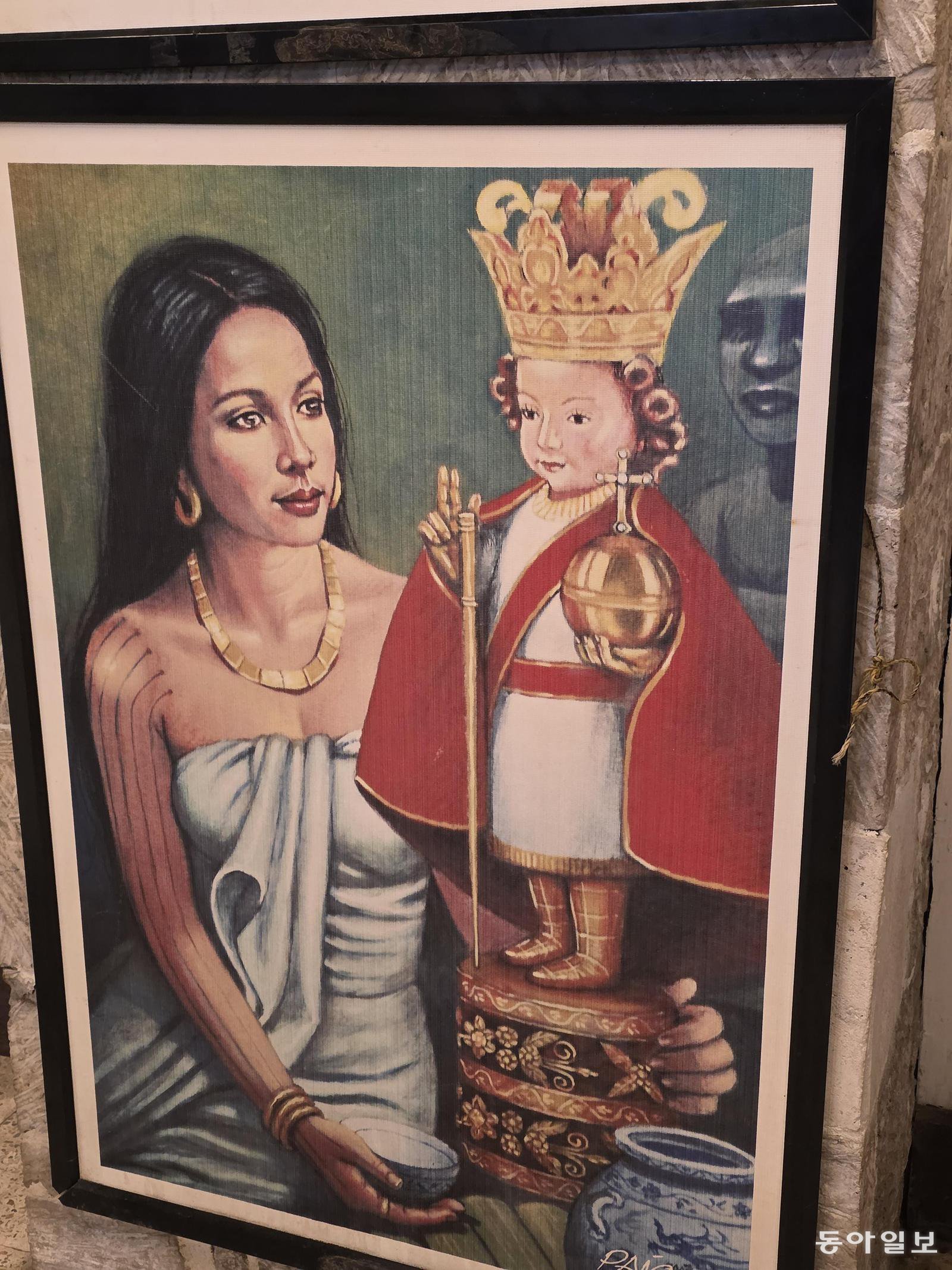 마젤란이 선물한 아기예수상(산토 니뇨)을 들고 있는 세부의 왕비.    전승훈 기자 raphy@donga.com