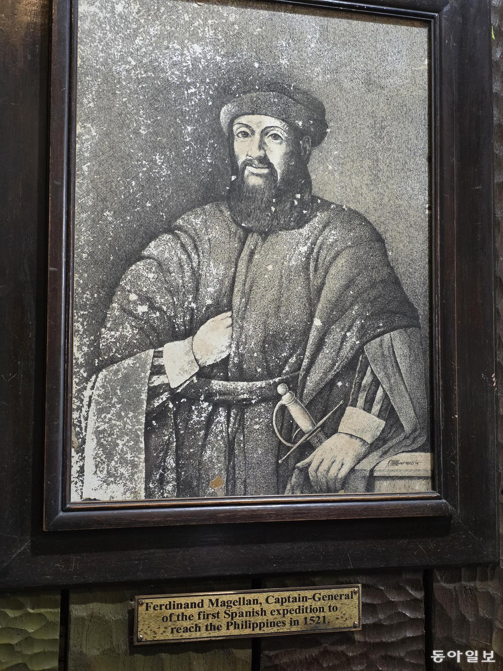 산페드로 요새의 벽에 걸려 있는 페르디난드 마젤란의 초상.     전승훈 기자 raphy@donga.com