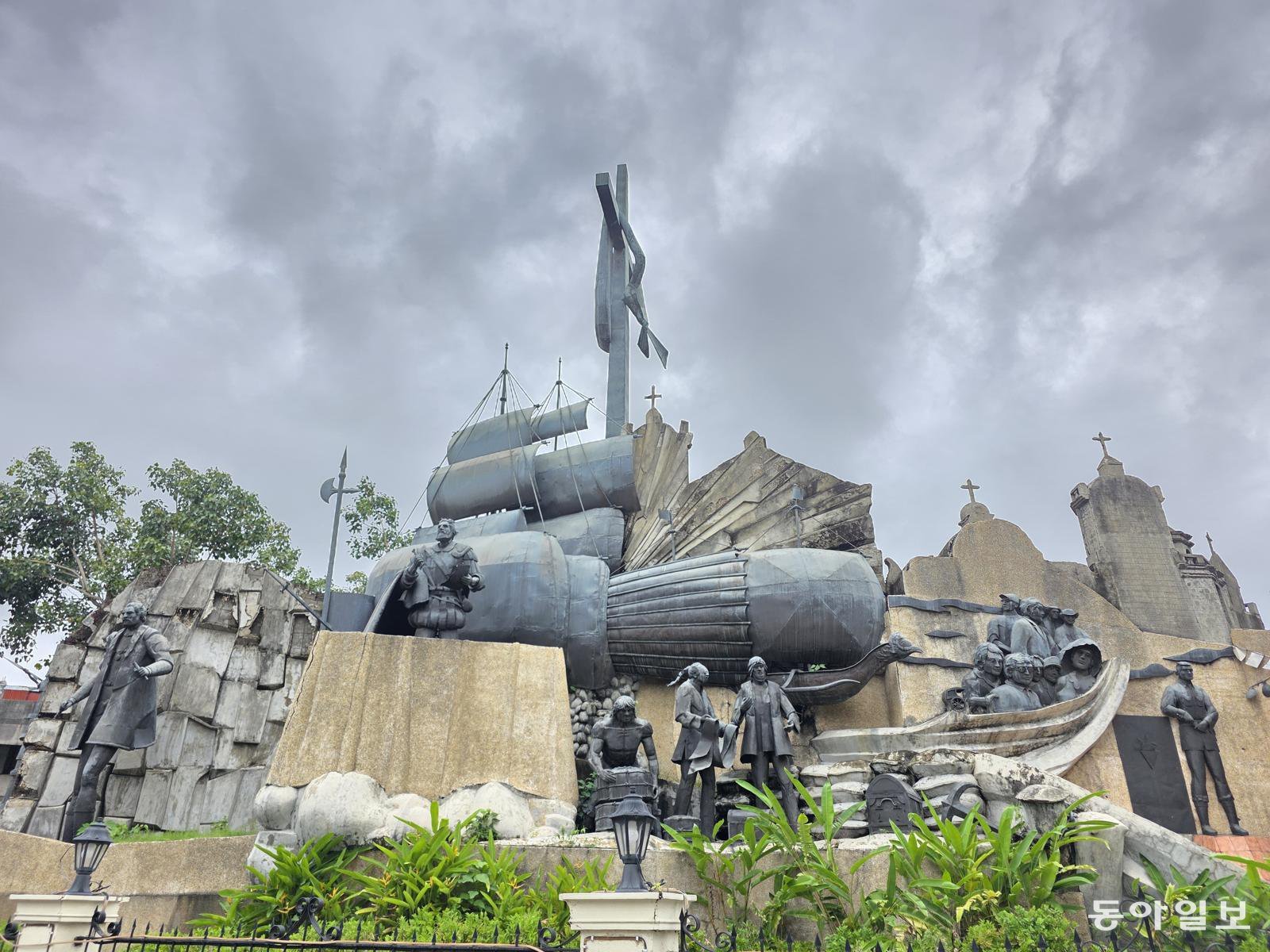 세부시내에 있는 마젤란 시대를 표현한 조형물.      전승훈 기자 raphy@donga.com
