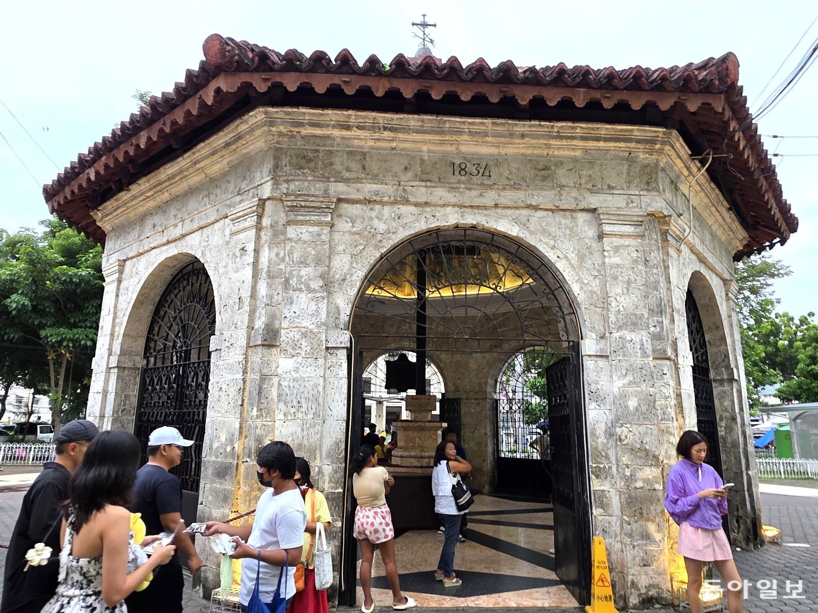 세부 시청사 앞 마젤란거리에 있는 ‘마젤란의 십자가’가 놓여 있는 팔각형 예배당.    전승훈 기자 raphy@donga.com