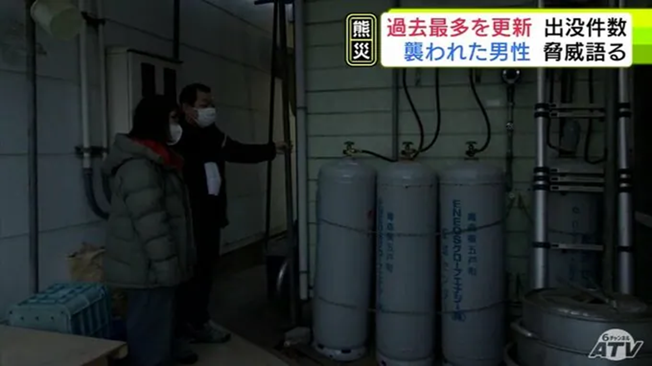 가스 밸브를 열러 나왔다가 곰을 마주친 장소. 피해 점원이 당시 상황을 설명하고 있다. 아오모리TV 캡처