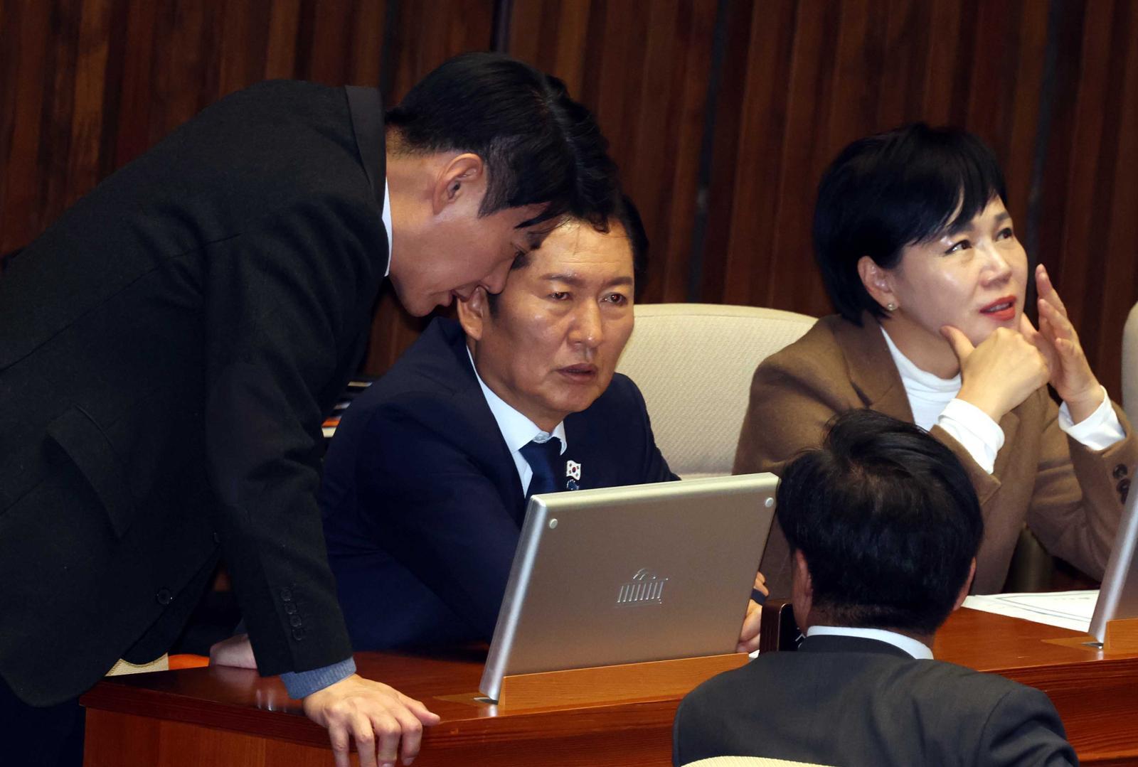 청래 더불어민주당 대표가 27일 오후 서울 여의도 국회에서 열린 제429회국회(정기회) 제13차 본회의에서 한민수 의원과 대화를 하고 있다. 2025.11.27 뉴시스