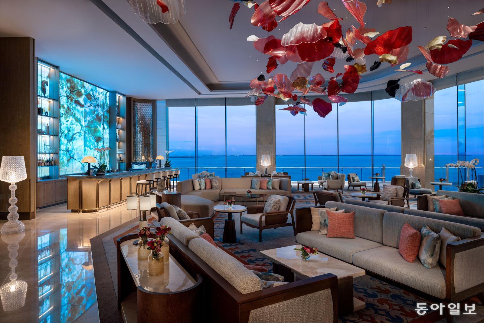 누스타 리조트의 로비. 천장에는 체코 예술가 페트라 소시타코바가 만든 수공예 유리작품 ‘산호의 꿈’이 전시돼 있다.  누스타리조트 제공