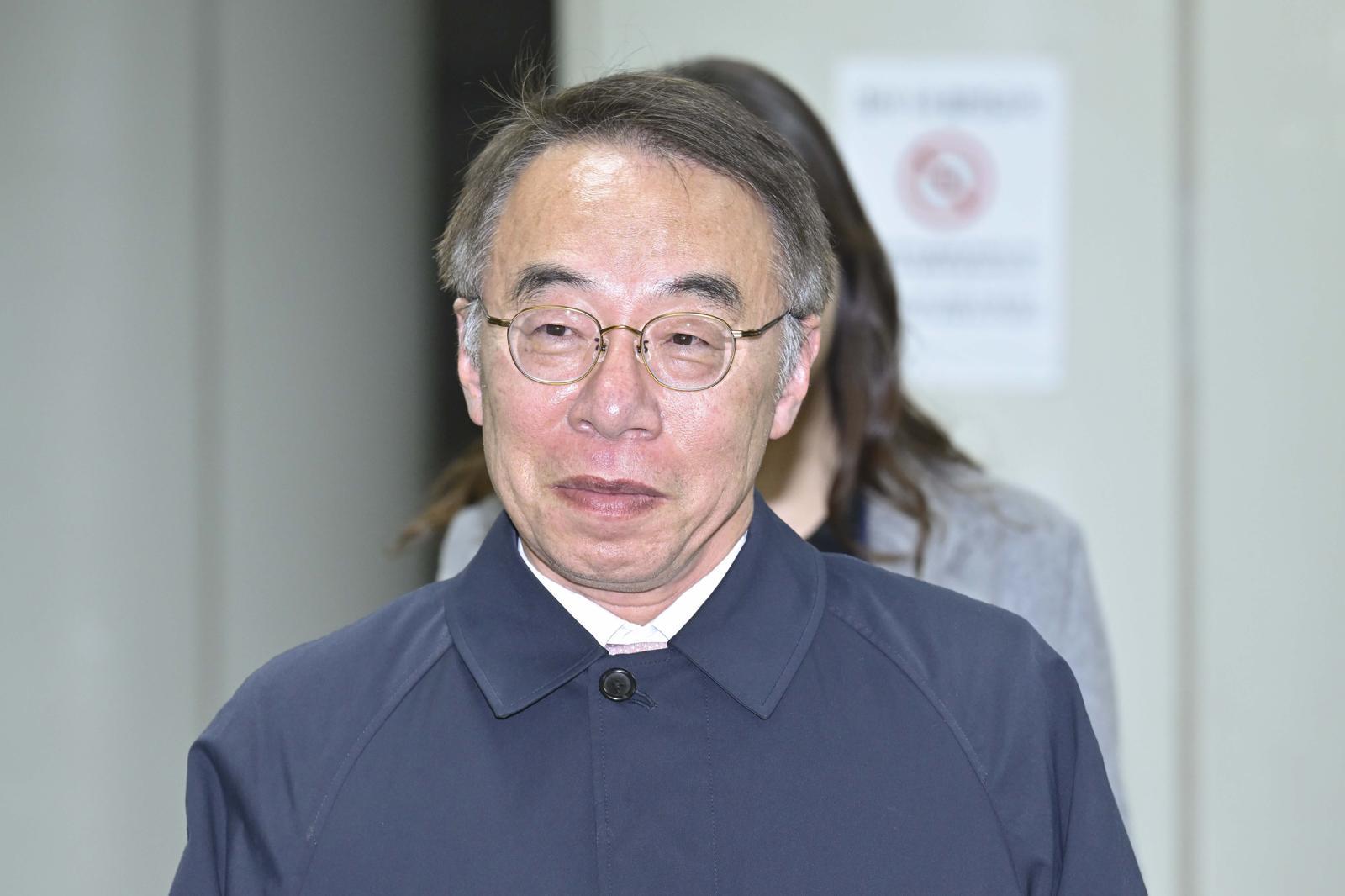 ‘사법농단’ 의혹을 받는 임종헌 전 법원행정처 차장이 27일 서울 서초구 서울고등법원에서 열린 직권남용 권리행사 방해 등 혐의 항소심 선고공판을 마치고 청사 밖으로 나서고 있다.  임 전 법원행정처 차장은 2심 항소심 선고공판에서 징역 2년, 집행유예 3년을 선고 받았다. (공동취재) 2025.11.27 뉴시스