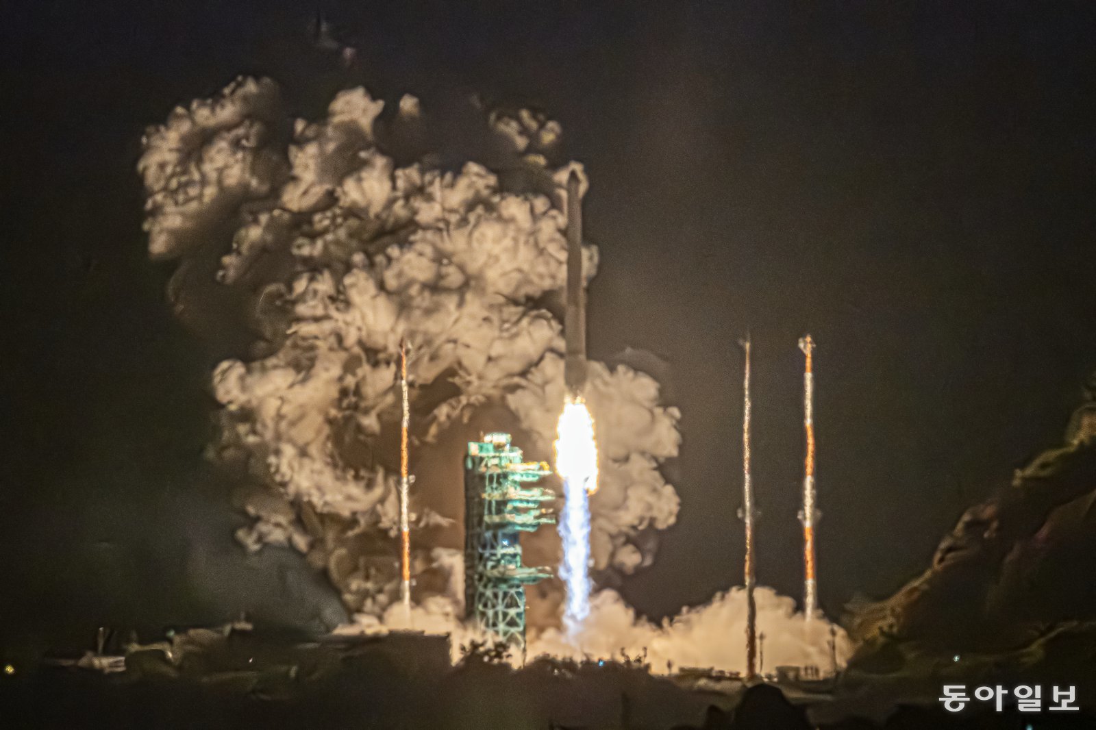 한국형 발사체 누리호(KSLV-II)가 27일 새벽 전남 고흥군 나로우주센터에서 발사되고 있다. 추진 로켓에서 뿜어져 나오는 빛에 발사대 주변이 환하게 비치고 있다. 여수=박형기 기자 oneshot@donga.com