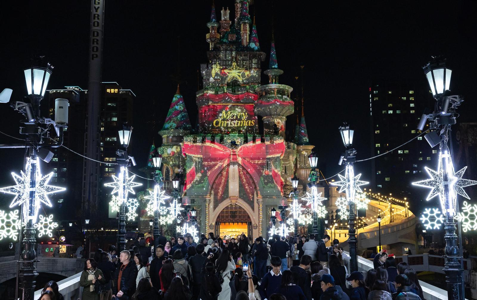 롯데월드 어드벤처 겨울시즌 축제 ‘트윙클 미라클 윈터’의 매직캐슬 시즌 매핑인 ‘크리스마스 판타지아’.