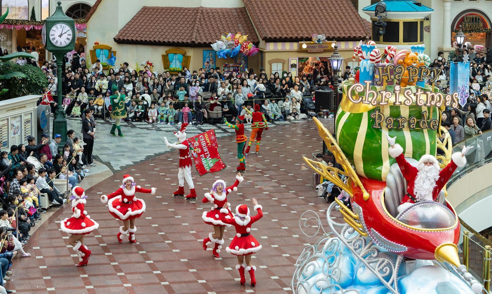 겨울시즌 축제를 맞이한 롯데월드 어드벤처의 대표 공연 ‘해피 크리스마스 퍼레이드’.