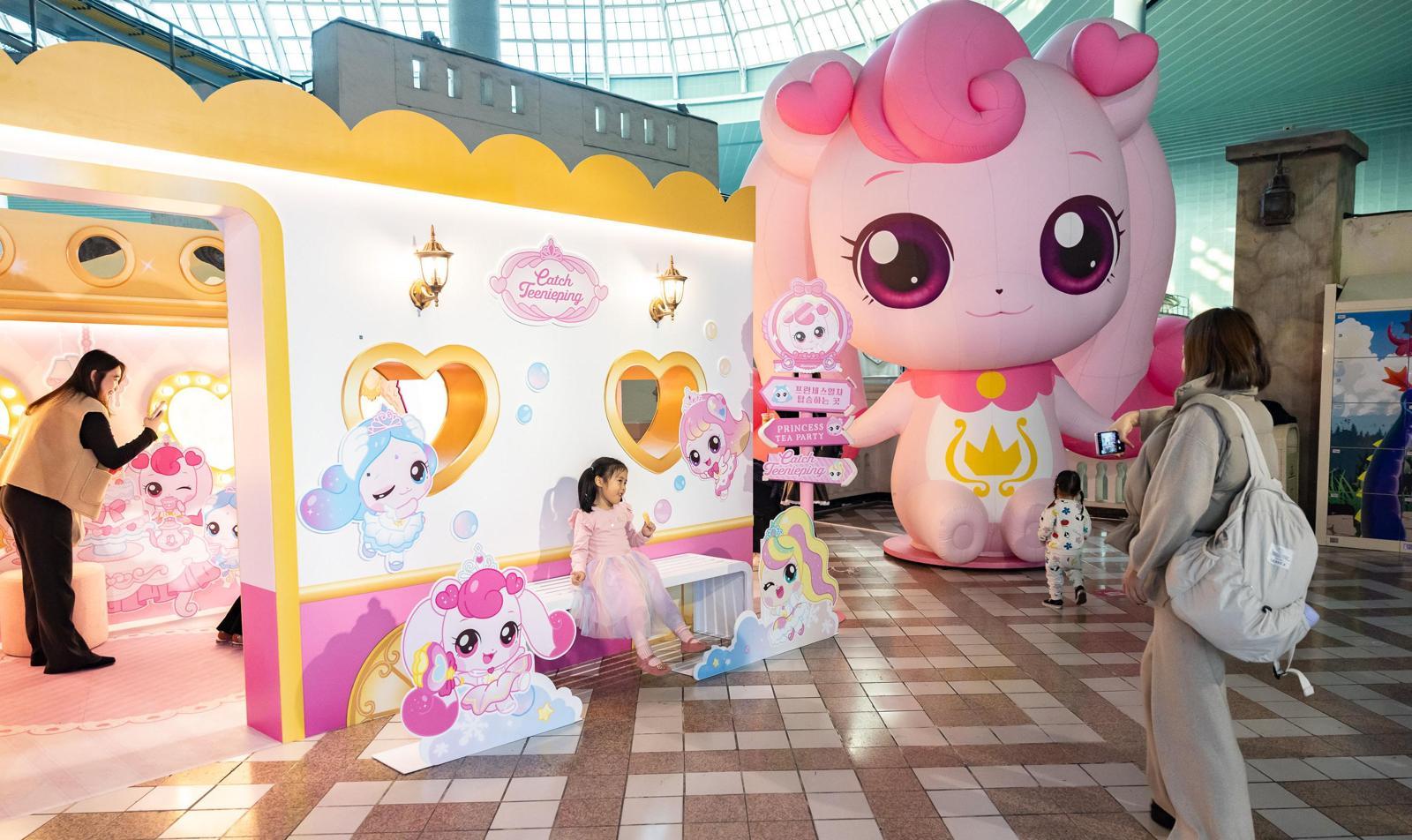 ‘캐치!티니핑’의 ‘마법열차 포토존’에서 사진 촬영을 하는 손님들.