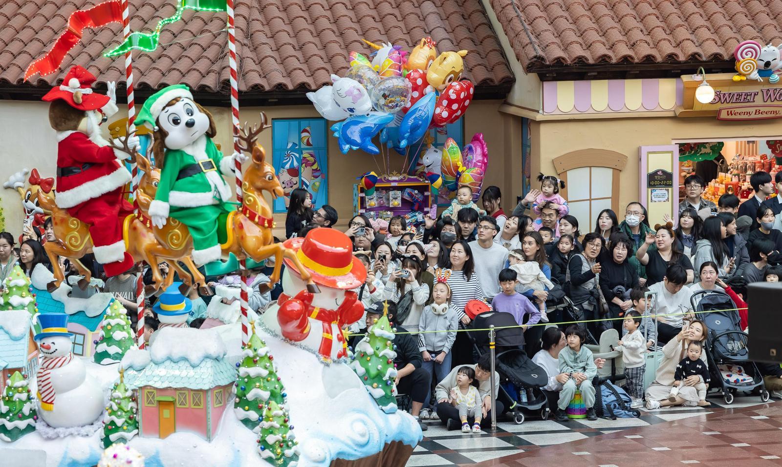 롯데월드 어드벤처의 ‘해피 크리스마스 퍼레이드’를 즐기는 모습.