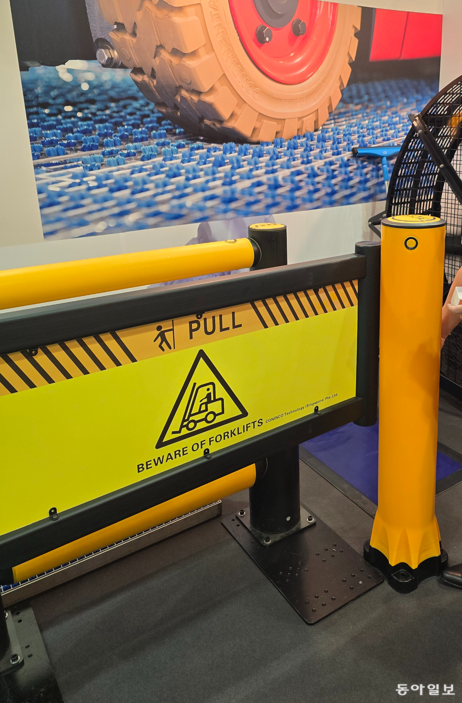 탄성이 좋은 폴리머 소재로 만든 안전 펜스. 사고가 나더라도 피해를 줄일 수 있다. 싱가포르=최혜령 기자 herstory@donga.com