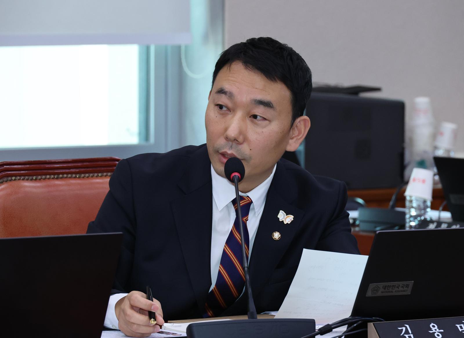 檢, 국힘 패스트트랙 1심 항소 포기에 김용민 “검사들 입장 내는지 지켜볼 것”