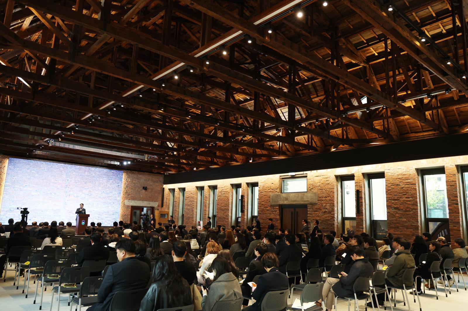 충북도는 1953년 준공된 도청 대회의실을 복합문화공간으로 전면 개보수해 27일부터 도민들에게 선보였다. 사진은 이날 개관식 모습. 충북도 제공