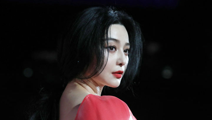 배우 판빙빙이 대만 금마장 여우주연상을 수상했으나, 중국 당국의 검열로 인해 웨이보 등 주요 SNS에서 수상 소식이 대량 삭제되었다. 중국 국대판 대변인은 금마장에 대한 구체적인 답변을 회피하며 정치적 민감성을 드러냈다. ⓒ 뉴시스