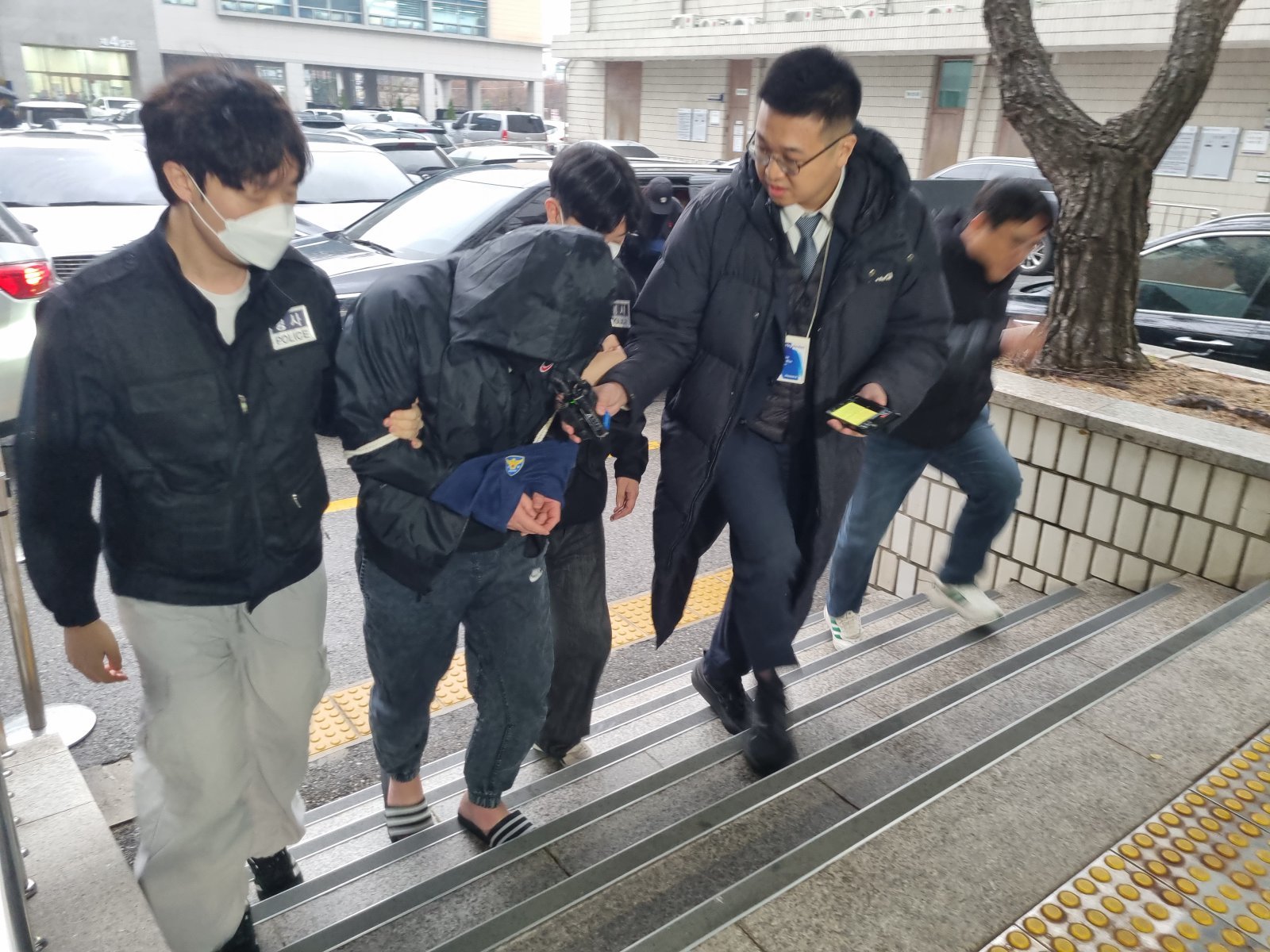 ‘16개월 여아 사망’ 친모·계부 구속…“도망 염려”