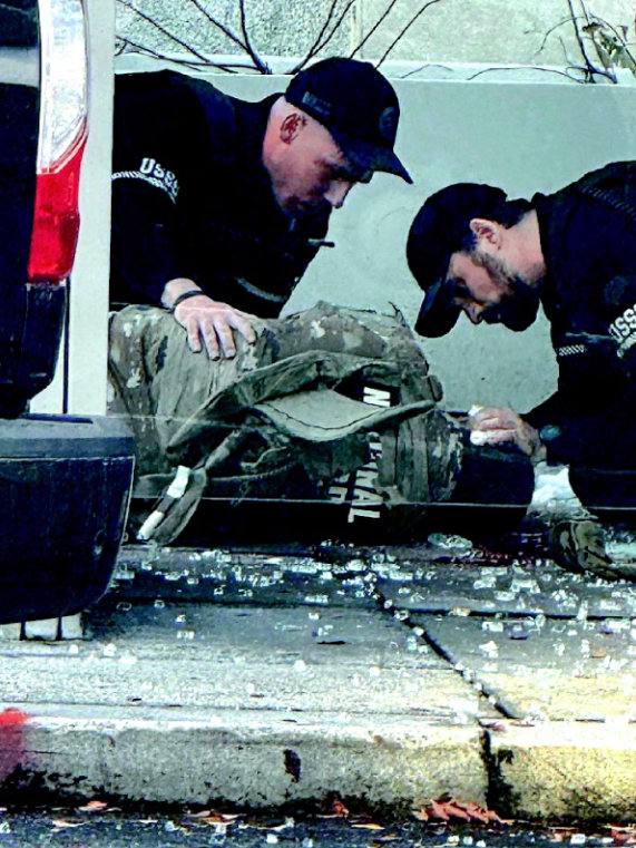 26일 미국 워싱턴 백악관 인근에서 총격을 당한 주방위군 소속 병사를 다른 병사들이 살펴보고 있다. 이날 오후 벌어진 총격 사건으로 이 병사를 포함한 주방위군 소속 병사 2명과 용의자 1명이 중태에 빠졌다. 워싱턴포스트(WP) 등은 용의자의 이름은 라마눌라 라칸왈이며 아프가니스탄 국적자로 2021년 9월 미국에 입국했다고 전했다. 그는 현장에 있던 다른 주방위군에 의해 체포됐고, 이 과정에서 크게 다친 것으로 알려졌다. X 캡쳐, 워싱턴=AP 뉴시스