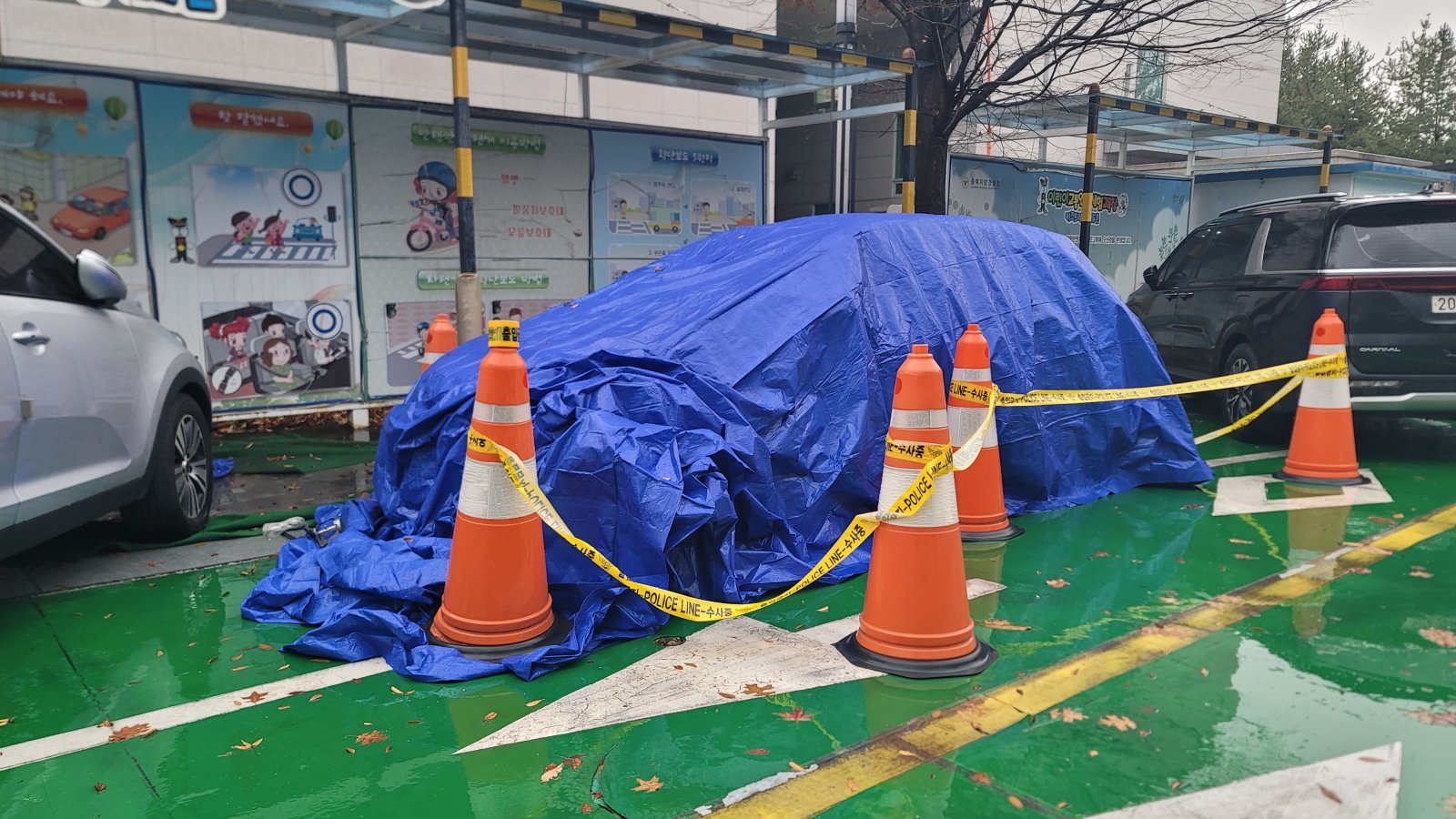 충북 청주 50대 여성 실종자 A씨의 SUV차량이 27일 충북 청주시 충북경찰청에 주차돼 있다. 이 차량은 전날 충주호에서 인양됐다. A씨는 지난달 14일 오후 6시 10분께 청주시 옥산면의 한 회사에서 자신의 SUV를 몰고 퇴근하는 모습이 인근 폐쇄회로(CC)TV에 찍힌 것을 끝으로 실종됐다. 뉴스1