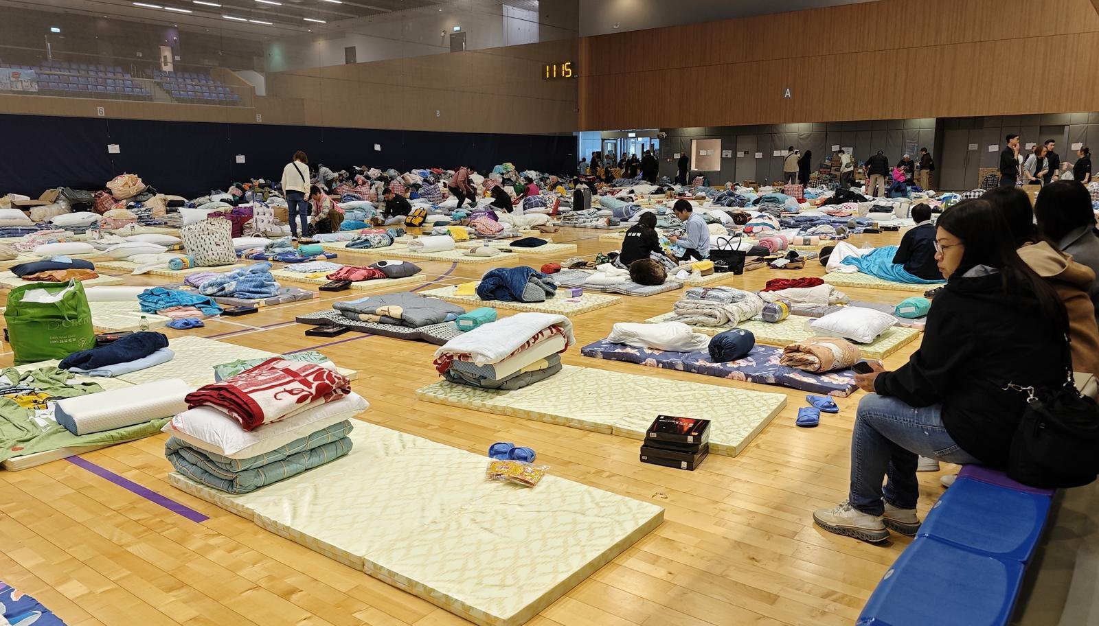 홍콩 아파트 단지 화재로 대피한 주민들. 2025.11.27. [홍콩=AP/뉴시스]